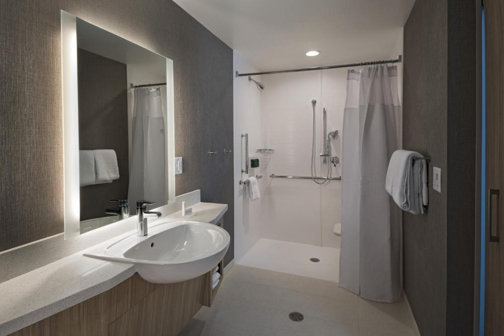 King Suite with Roll-In Shower - Mobility Accessible interior
